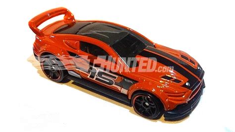 T Hunted BOMBA Um Mustang inédito e uma nova cor para o Escort da Hot Wheels