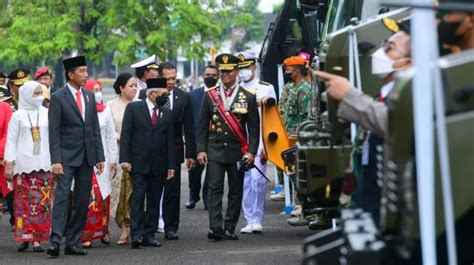 Potret Presiden Jokowi Dan Wapres Maruf Saksikan Defile Pasukan Saat