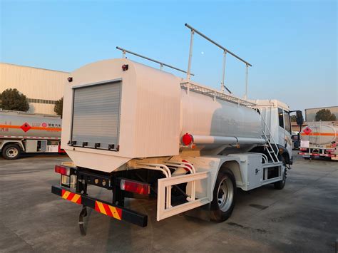 Factory Price FAW 5000L Capacity Crude Oil Transfer Truck Rhd Refueller