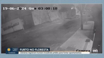 Vídeo Imagens de câmeras de segurança mostram homem invadindo prédio