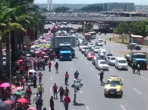 G1 Terceirizados Fecham Via No Df Para Pedir Reajuste De 30 Nos