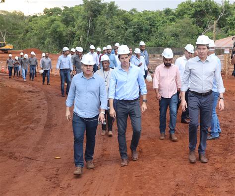 Governo de Goiás entrega escrituras e cartões do Aluguel Social em