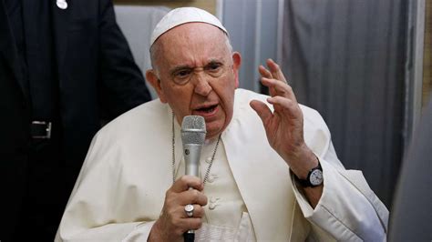 Papa Francisco no descarta renunciar y dice que cambio no sería una