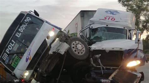 Tráiler choca contra camión de pasajeros en autopista México Querétaro