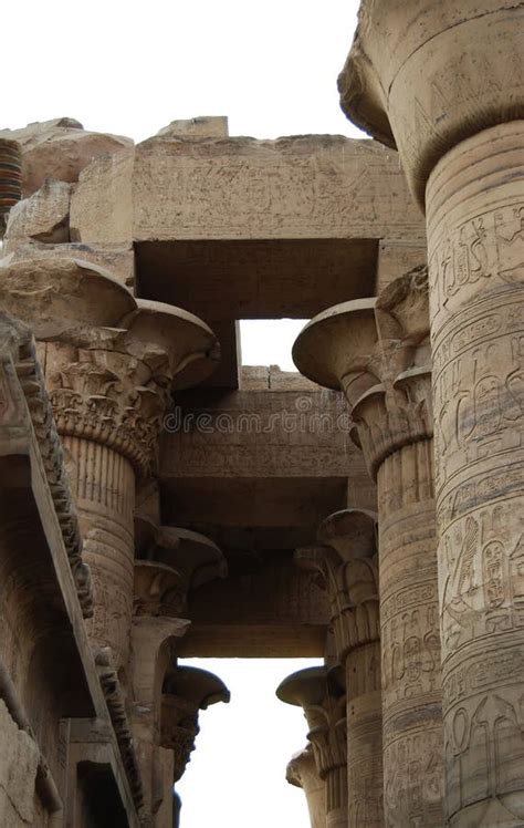 Columnas Y Columnas Antiguas En El Templo De Kom Ombo Egipto Imagen De