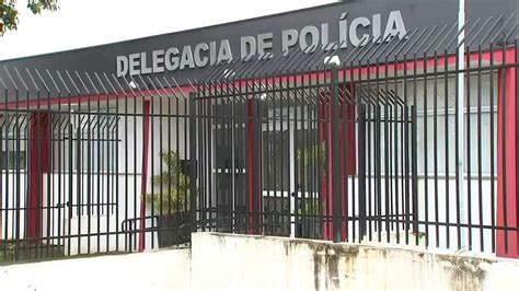 Mulher Atingida No Rosto Por Tiro Acidental Da Arma Do Marido Guarda