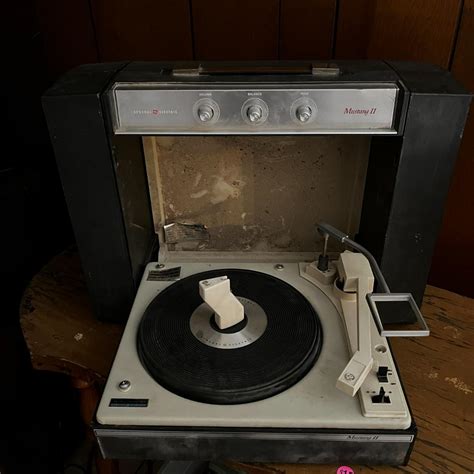 Vintage Turntable | EstateSales.org