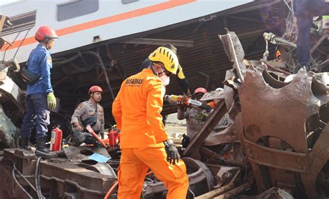 Foto Evakuasi Korban Tabrakan Commuter Line Bandung Raya Ka Turangga