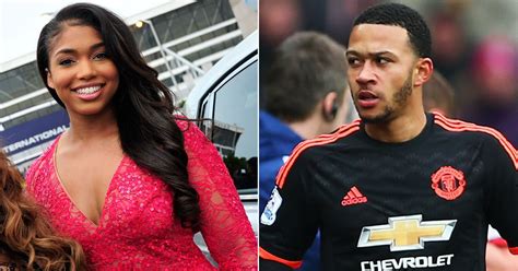 Manchester Uniteds Memphis Depay Gets His Girlfriend A Very Odd