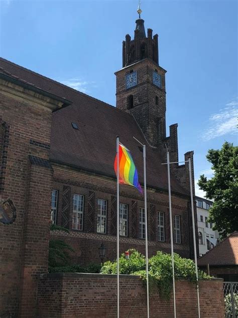 Hissen Der Regenbogen Flagge Zum Internationalen Tag Gegen Homophobie