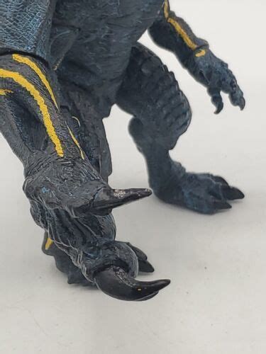 Neca Pacific Rim Kaiju Knifehead Deluxe Action Figure