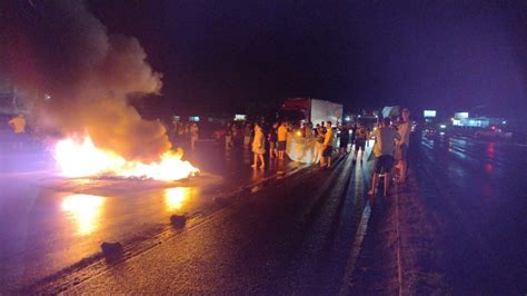 Manifestantes pró Bolsonaro queimam pneus na BR 116 e na RS 239 durante