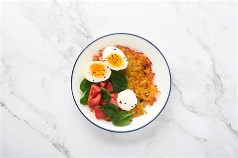 Desayuno Patatas Latkes Con Crema Agria Ensalada De Espinacas Tomates Y