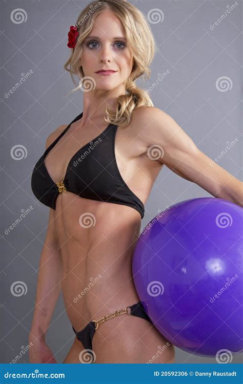 Ragazza Bionda Che Porta Un Bikini Nero Fotografia Stock Immagine Di