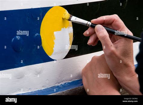 Narrowboat painting hi-res stock photography and images - Alamy