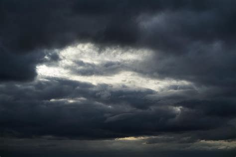 Fondo de nubes oscuras antes de una tormenta cúmulos moviéndose en el