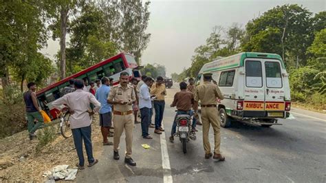 Up 5 Dead In Head On Collison Between Van Bus On Lakhimpur Bahraich Highway 8 Injured