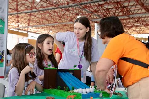 Pequenos cientistas exploram o mundo das ciências na FIciencias Kids