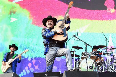 Watch Los Tucanes De Tijuanas Vocalist Sings La Chona” With Fans In