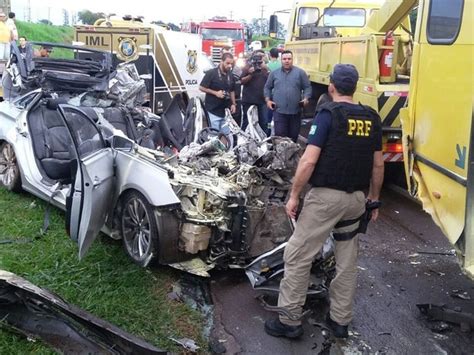 G1 Três jovens morrem em acidente entre carro e ônibus em Maringá