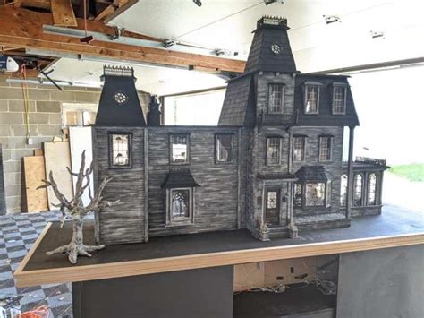 This Amazing Addams Family Custom Miniature House - TVovermind