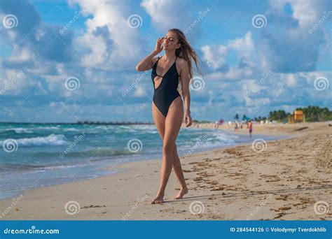 Hawaii Hermoso Cuerpo De Mujeres En Bikini Sexy En La Playa Chica Sensual En Bikini En El Mar