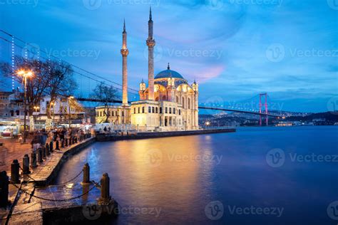 Mezquita Ortakoy Tambi N Conocida Como Buyuk Mecidiye Camii En Besiktas