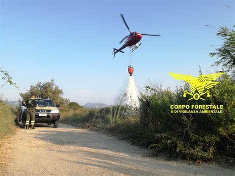 Un Elicottero Del Corpo Forestale Proveniente Dalla Base Di Pula Sta