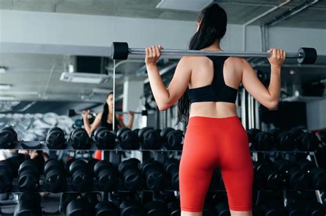 Hermosa Mujer Deportiva Haciendo Sentadillas Con Barra En El Gimnasio