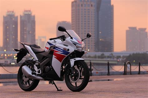 ホンダ Cbr125r 小さな本格的ロードスポーツモデル 試乗インプレ・レビュー バイクブロス