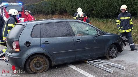 Oö Lenkerin kam in Waldneukirchen von Straße ab Auto auf Seite