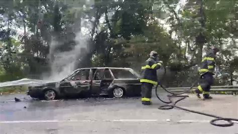 Carro Quatro Pessoas Pega Fogo E Causa Congestionamento Na Serra De