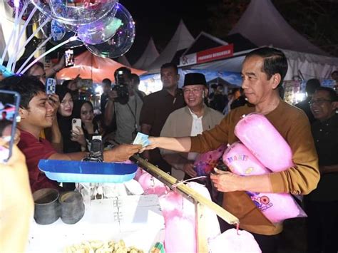 Presiden Jokowi Nonton Festival Tabut Pakai Kaos Warna Terakota Beli