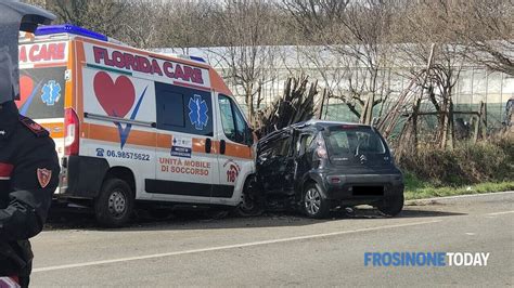 Violento Scontro Tra Unambulanza E Unauto Su Via Casilina Un Ferito