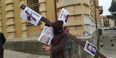 Sanit A Cosenza Un Uomo Porta La Croce Alla Protesta Dei Sindaci