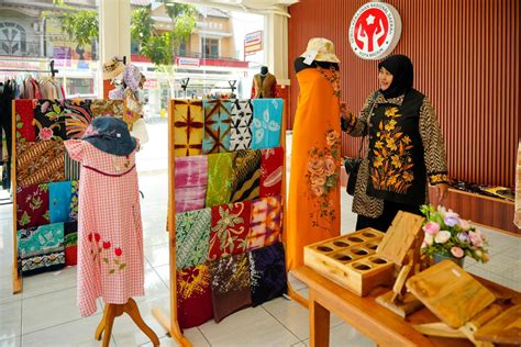 Gedung Dekranasda Diresmikan Begini Cantiknya Koleksi Batik Hingga