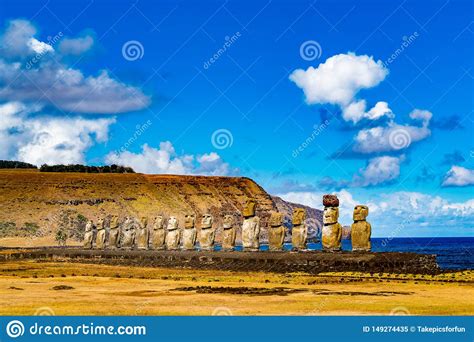 Moai En Ahu Tongariki En El Parque Nacional De Rapa Nui En La Isla De