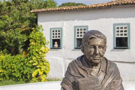 Nueva Estatua De La Poetisa Brasileña Cora Coralina Fotografía