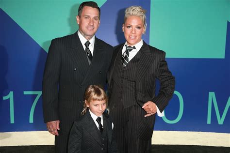 Pink and Her Family Suit Up at 2017 MTV VMAs: Photos