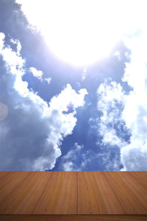 Plateau De Table En Bois Dans Le Ciel Bleu Avec Fond De Lumière Du