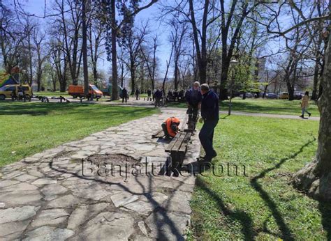 Foto Vijest Mijenjaju Se Dotrajale Klupe U Parku Mladen Stojanovi