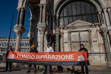 Activistas arrojan barro contra la basílica de San Marcos de Venecia