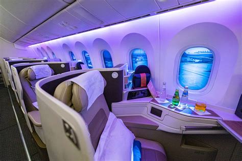 The Main Differences Between Business Class Vs First Class — And Tips For Booking Each Eu