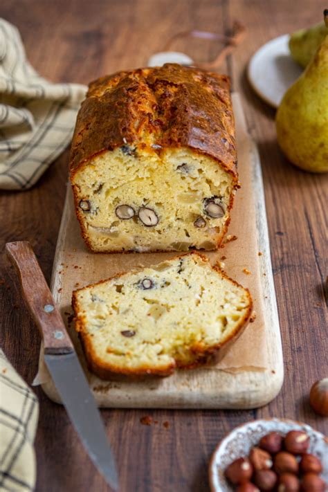 Cake salé au roquefort poire et noisettes