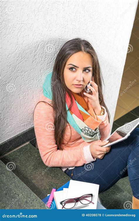 Jovem Mulher Que Usa O Telefone Celular Foto De Stock Imagem De