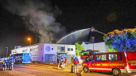 Gro Brand In Wagh Usel Lagerhalle Steht In Flammen