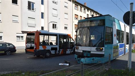 Mannheim Sandhofen Verletzte bei Unfall in Leinenstraße Kleinbus