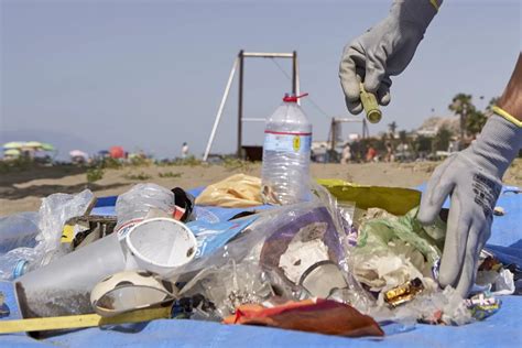 El Proyecto Libera Recoger Basuraleza En Puntos De La Costa De La