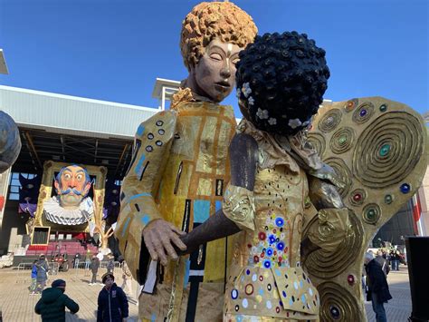 Carnevale Di Viareggio 2024 Tanta Gente Sui Viali A Mare Per La Prima