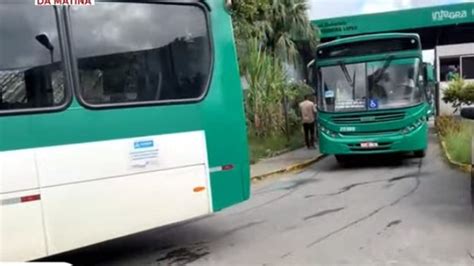 Ônibus começam a sair de garagens em Salvador